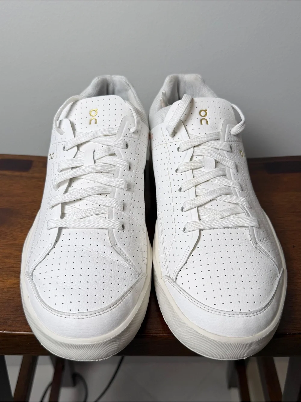 On THE ROGER Centre Court Women’s 9.5 White Woodrose Sneakers CloudTec